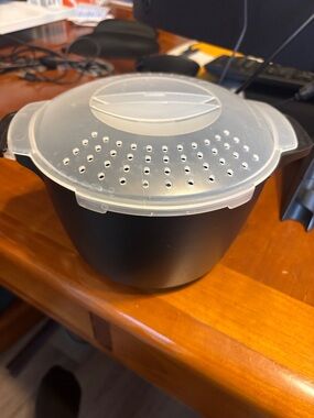 Pampered Chef Black Bowl with Translucent Venting Lid 8 cups